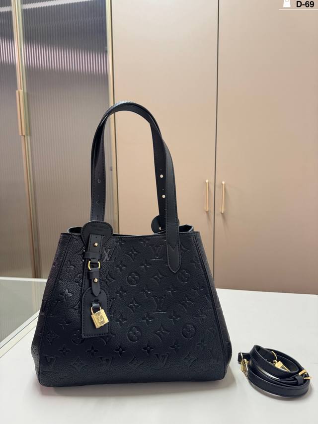 D-69尺寸28×24折叠盒 Lv All In One 品牌徽标压印 这款包包的造型很优雅，线条流畅， 搭配金色锁头装饰，细节处尽显奢华质感