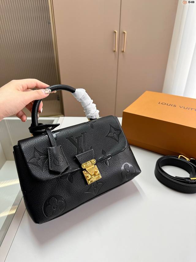 D-69尺寸23×14折叠盒 Lv 邮差包 大容量 这款包 真是太有味道了 浓浓的复古风情 Vintage 的精髓体现的淋漓尽致 挺括明快的线条与丰富的经典设计