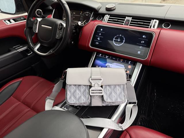 高端货 新款 “ Dior ”迪奥单肩包 Dior迪奥斜挎邮差包 Hit The Road 压花标志立体线条菱形图案可调节可拆卸肩带 帆布拼光滑牛皮革 斜挎单肩