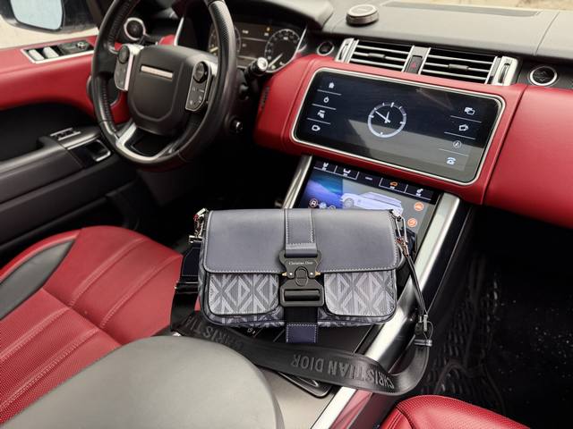 高端货 新款 “ Dior ”迪奥单肩包 Dior迪奥斜挎邮差包 Dhit The Road 压花标志立体线条菱形图案可调节可拆卸肩带 帆布拼光滑牛皮革 斜挎单