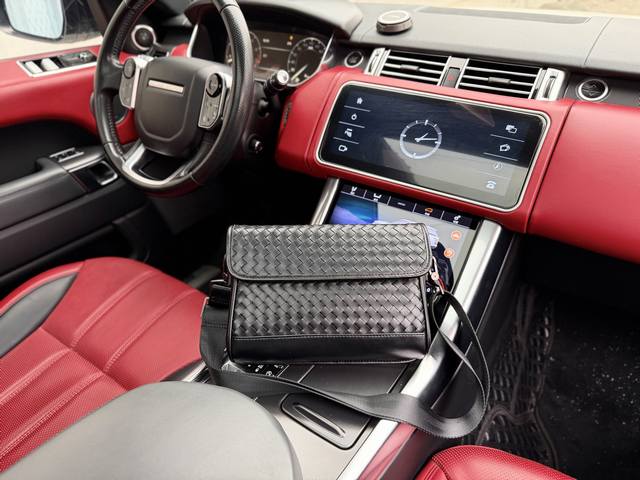 高端货 新款 “Bottega Veneta”Bv单肩包Bv单肩斜挎邮差包 进口原厂手工编织面料 男士Bv单肩包 高清五金Logo标志、专用里内里。顺滑拉链、边