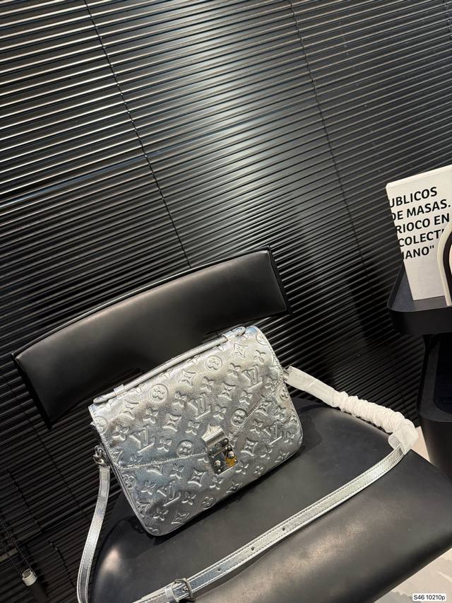 Lv pochette Metis 银色邮差包 Slv pochette Metis银色邮差包，采用Monogramempreinte压纹 质感细腻耐用。斑鸠灰