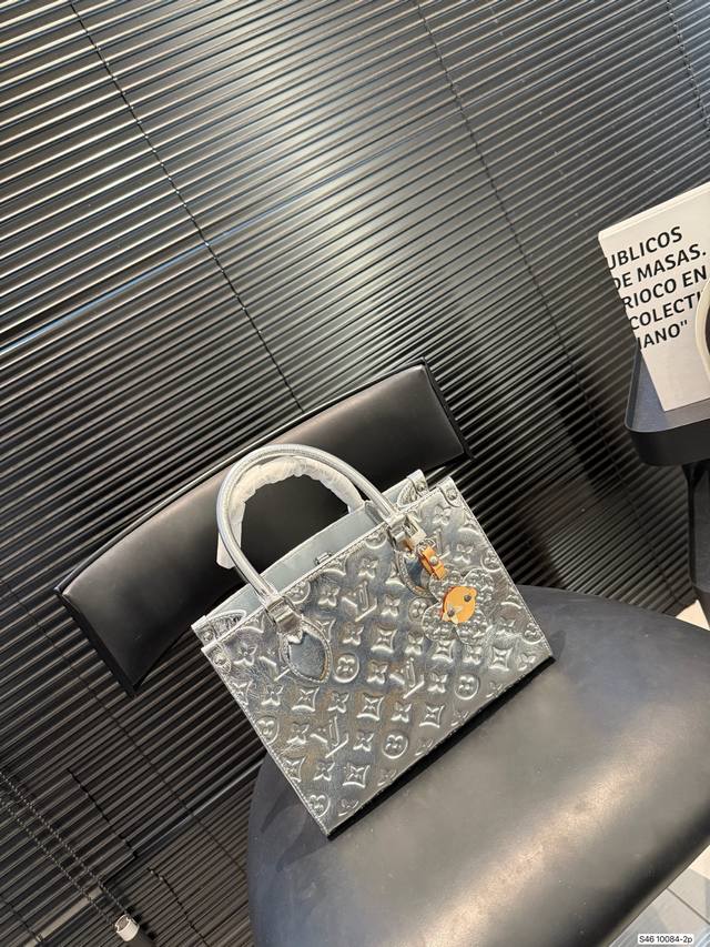 Lv Onthego|新品银色压纹包时尚C位拿捏了 银色包身自带镜面高光太哇塞了 在光线下Blingbling的,走在街上绝对是焦点般的存在! 包身压满的Lv经 Lv Onthego|新品银色压纹包时尚C位拿捏了 银色包身自带镜面高光太哇塞了 在光线下Blingbling的,走在街上绝对是焦点般的存在! 包身压满的Lv经
