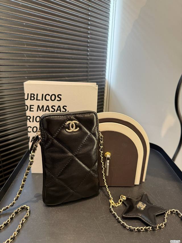 香奈儿Chanel 25N星星镜包｜时髦又能随时补妆！ 小香新出的这款手机包也太会了吧！居然还带小镜子！ 星星挂件即是装饰又是补妆镜，出门再也不用翻包找镜子啦～