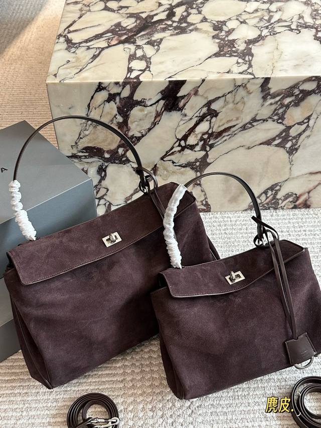 配盒 Size：29*20Cm 小号 35*23Cm 中号 巴黎世家新款Rodeo大廓形包包 柔软的大廓形包包 上身慵懒感立刻Get、 真的很喜欢又方便又酷的超