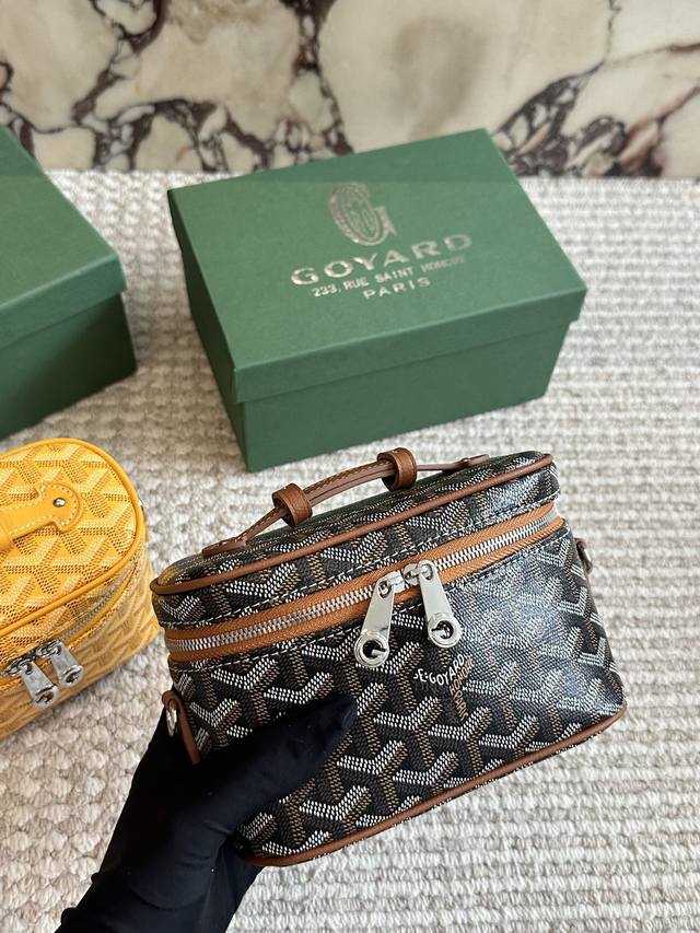 配盒 Size：18*12Cm 我也有个化妆包啦！ Goyard 戈雅 洗漱包 化妆包 好看的 很推荐！ 可挂肩带 可手提
