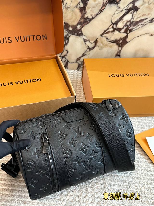 顶级复刻版 Lv X Nigo Keepall Xs 21 枕头包 手袋是一款理想的都市手袋。 标志性的造型与经典的 Monogram 帆布，加之多种携带方式和