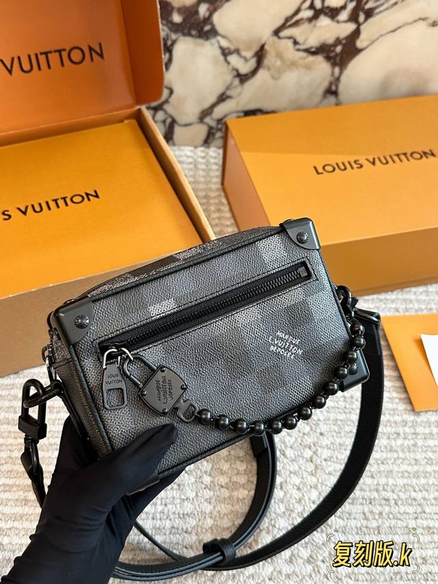 新款小箱子 Mini Soft Trunk M14729 复古 迷你软行李箱由Monogram涂层帆布制成，带有天然牛皮装饰。它以金色球链和刻有“Louis V