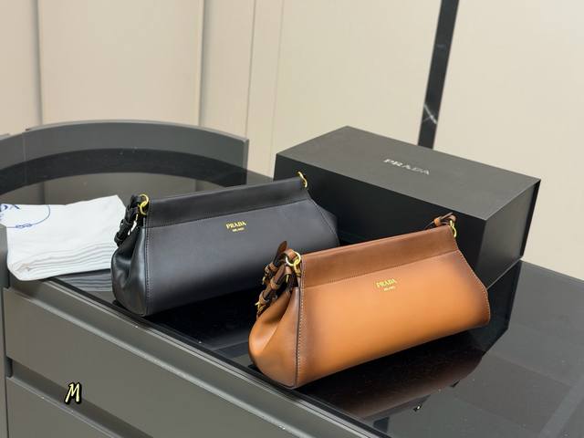 配盒 普拉达 腋下 Hobo 日常舒适与随性风格，细节中见巧思。原生线迹、褶皱、做旧效果，正如Raf Simons所说：“本系列传递出解放的理念，一种彻底的释放