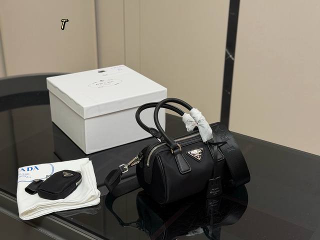配盒 普拉达 三合一波士顿枕头包 尼龙 又酷又可爱也就只有它了 pradamini杀手包 尺寸:20.12Cm