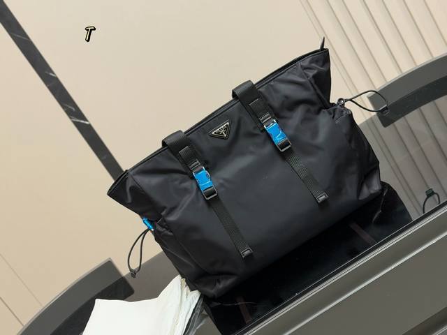 Size：40.31Cm 普拉达 经典购物袋！ 够大够方便！ 作为prada购物袋入门级手袋，它的的确确是一直实用且耐用的款， 轻便舒适又实用！