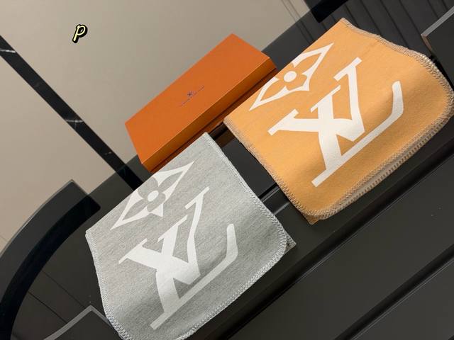 配盒 Size：30*180Cm 降温啦！晚上真的需要一条围巾 Lv王牌围巾 无敌好卖的一款 必须种草的第一条围巾