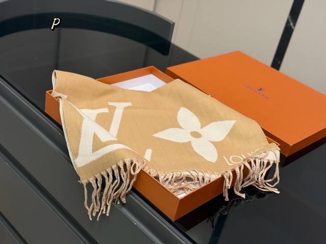 配盒 Size：45*190Cm 降温啦！晚上真的需要一条围巾 Lv 王牌围巾 无敌好卖的一款 必须种草的第一条围巾