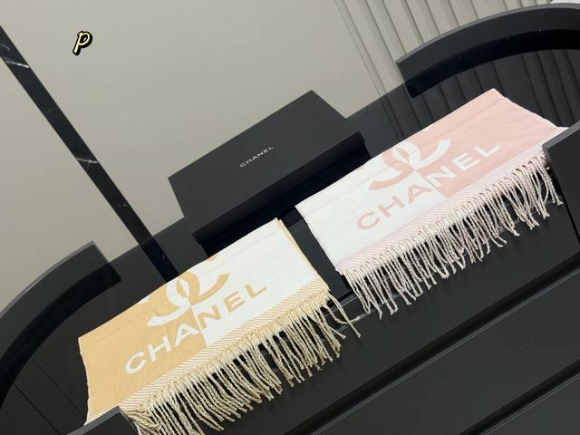 配盒 Size：45*190Cm 降温啦！晚上真的需要一条围巾 香奈儿 王牌围巾 无敌好卖的一款 必须种草的第一条围巾