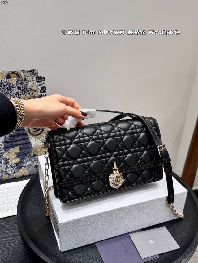 礼盒包装 升级版 Dior迪奥 My Dior Miss系列藤格纹 链条包手提包 藤格纹Dior包越看越觉得高级 这款 Miss Dior 手提包是二零二四早春