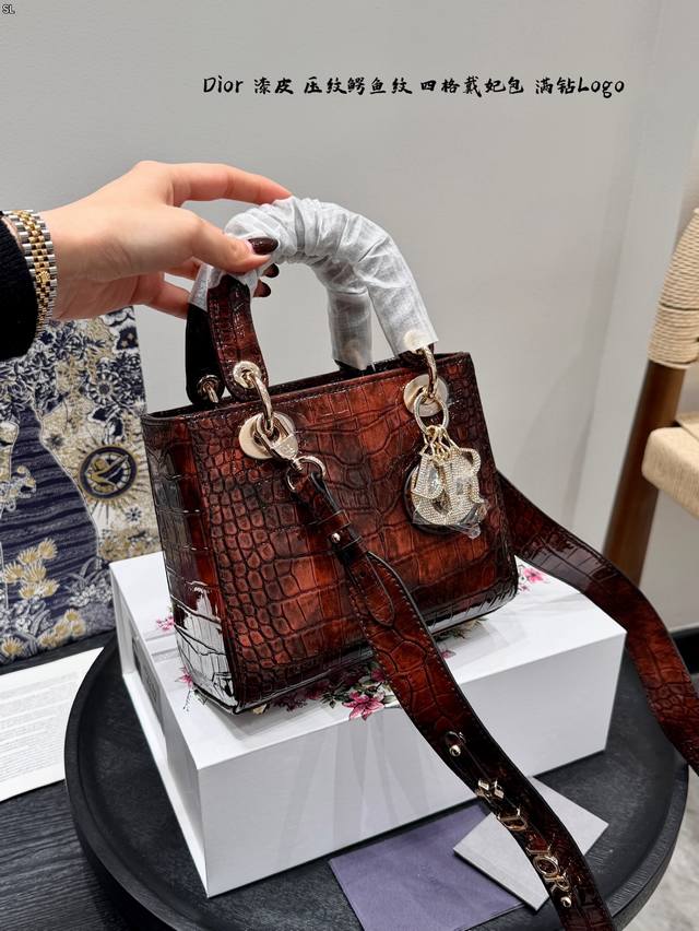 折叠礼盒 升级版 Dior迪奥 四格戴妃包 压纹漆皮鳄鱼纹Lady戴妃包 采用牛皮革精心制作 中号款式，搭配可拆卸的链条肩带 可拆卸的皮革肩带，可手提、肩背或斜