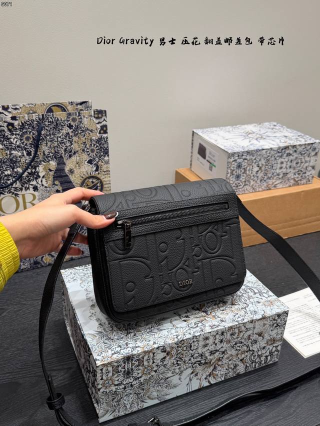 礼盒包装 芯片版！ 迪奥Dior Gravity男士斜挎包，翻盖邮差包！选用黑色压花牛皮，经典老花图案低调又有辨识度计，配可调节肩带，单肩或斜挎都很Ok内部空间