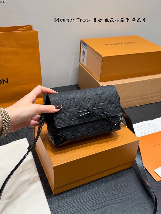 双盒包装 芯片版！ Lv男款牛皮压花相机包软盒子包 Size：18*13Cm Lv Steamer Trunk 最新颜色！ 性价比真的很高 送男朋友的小姐姐们可