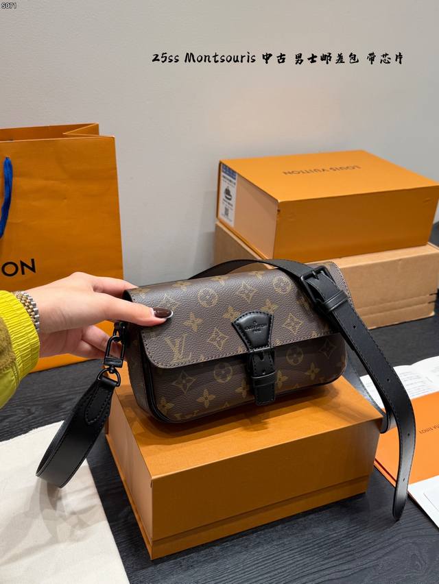 双盒包装 芯片版 Lv Montsouris 斜挎包男士邮差包 以Monogram Macassar涂层帆布营造充裕空间，成就日常随行佳选。复古构型搭配皮革肩带