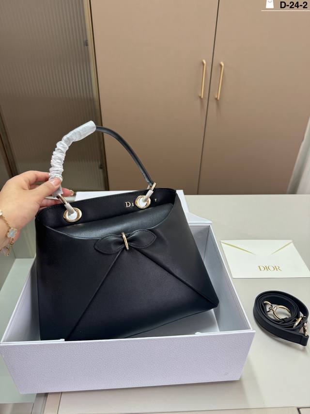 牛皮 D-24-2尺寸28×20折叠盒 迪奥 Dior 26Ss 手提包 简约又有辨识度。翻盖设计＋正面“Cd”标志，肩带可调节，支持多种背法，通勤休闲都很适合