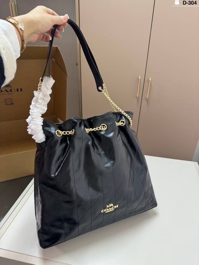 D304尺寸37×32飞机盒 蔻驰秋冬新款Evelyn垃圾袋 Coach蔻驰Evelyn垃圾袋 时尚感实用性大包