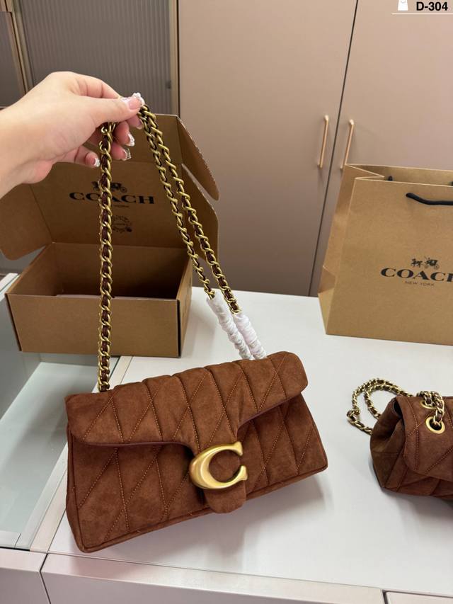 大 牛皮 D-304尺寸26×12 21×9飞机盒 Coach蔻驰Tabby酒神链条包 皮质触感软软的很舒服 可以腋下背也可斜挎背 一眼就爱上 甜酷女孩必备