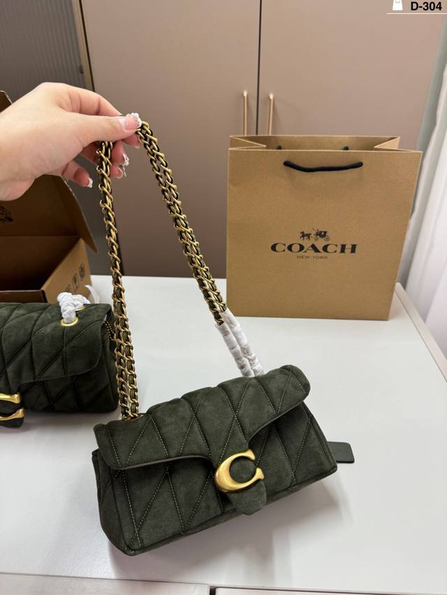 小 牛皮 D-304尺寸26×12 21×9飞机盒 Coach蔻驰Tabby酒神链条包 皮质触感软软的很舒服 可以腋下背也可斜挎背 一眼就爱上 甜酷女孩必备