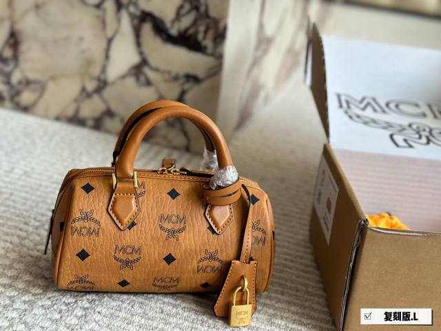 Mcm 原单茶金 Mini Nano 枕头包 Mcm Mini Nano 枕头包 可爱到爆炸 可单肩，斜挎，手提，大小非常合适，搭配头层牛皮，全方位对花，配上精