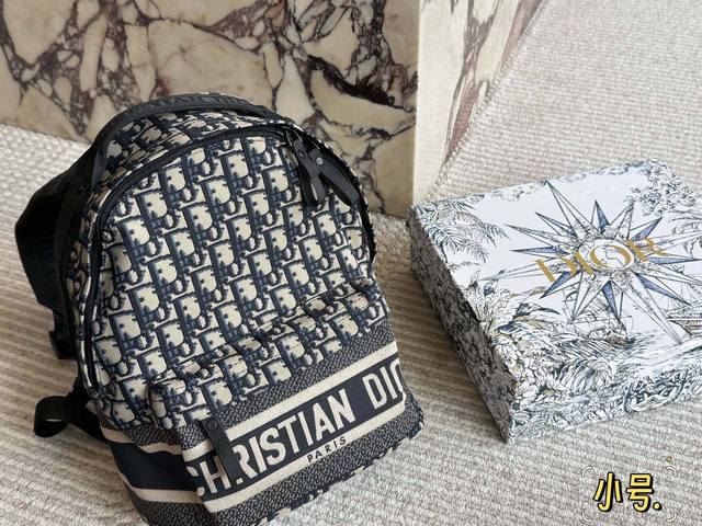 配盒 五一小长假旅行 Size：32*24Cm D家 老花款双肩包 一款背起来超舒服的它 可可爱爱！ 黑色和海军蓝Oblique图案绣线 有质感！ 搜索 Dio