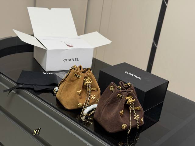 配盒 Chanel25K还是逃不过蝴蝶结 穿上就是香奈儿小公举 法式的精致慵懒说的就是这件了 蝴蝶结包包也是打脸现场 比想象的更有时髦感 Jennie外套没有感