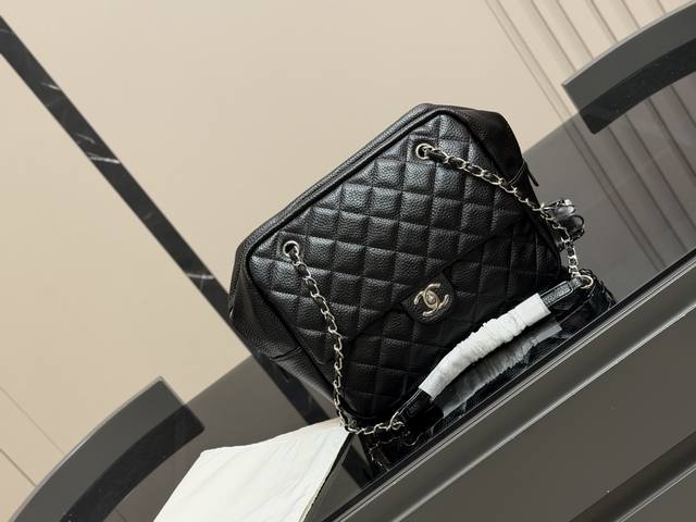 Chanel荔枝纹牛皮保龄球 香奈儿特有的荔枝纹，颗粒饱满，光泽透亮 五金配件做旧，满满复古风； 不管你是Cool Girl还是御姐都能驾驭； 背上它，你就是可