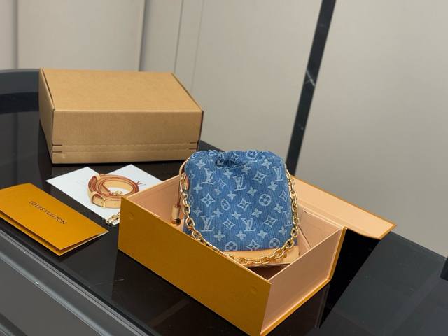 配折叠盒飞机盒 Lv中古包又一位当红炸子鸡来咯 一只看似中古中矩却又有点标新立异的包。 水桶包 尺寸:18.18Cm