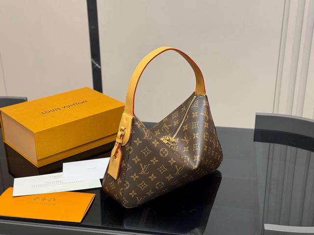 配折叠盒飞机盒 Lv中古包又一位当红炸子鸡来咯 一只看似中古中矩却又有点标新立异的包。 Hobo腋下包 尺寸:32.22Cm 配折叠盒飞机盒 Lv中古包又一位当红炸子鸡来咯 一只看似中古中矩却又有点标新立异的包。 Hobo腋下包 尺寸:32.22Cm