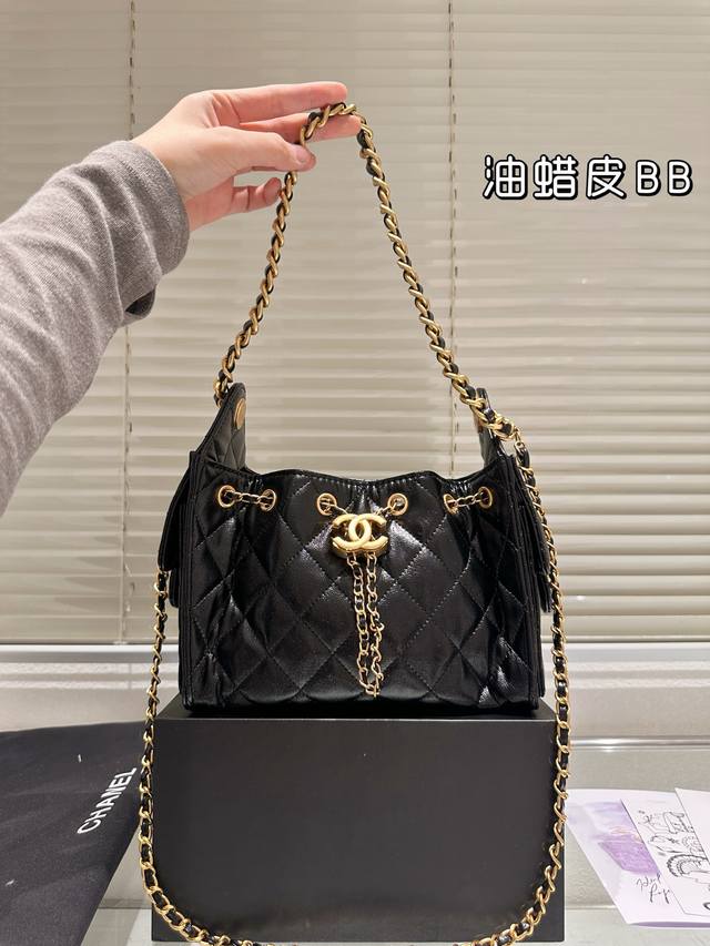 油蜡皮 香奈儿25C Hobo腋下包 香奈儿25C Hobo腋下包，黑色牛皮+金色链条，经典黑金配色超有质感十。菱格纹包身+抽绳设计，两侧小口袋，实用又时髦 容