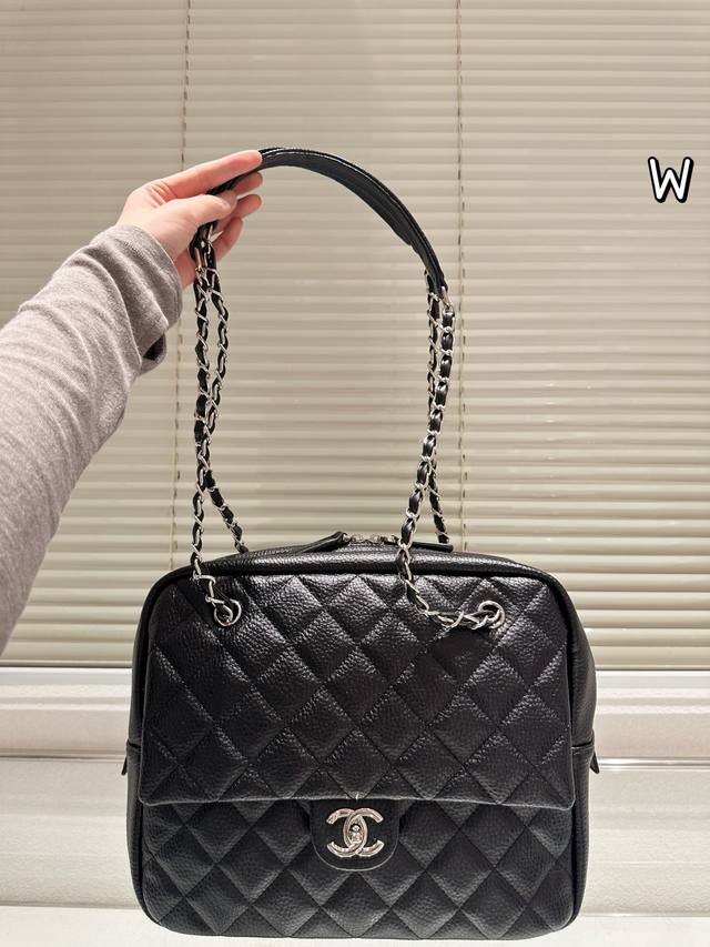 Chanel保龄球 甜酷风的神 这支香奈儿简直是甜酷界的跨界女王！ 皮面泛着微妙的鎏金光泽