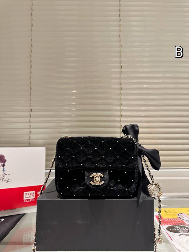 丝绒 Chanel 香奶奶 金球方胖子 “New Arrival” 最美金球方胖子人间香奈儿 白富美小姐姐必备款 ■单独夸最让人挪不开眼 就是小金球了太高级~