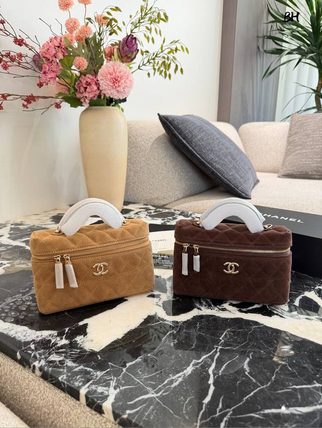 香奈儿25Clp饭盒包 ◆香奈儿25C Lp饭盒包，经典焦糖奶茶色，荔枝纹牛皮+金色五金，优雅复古气质满分+。尺寸约 17X19.5X5Cm，小巧精致，手提Or