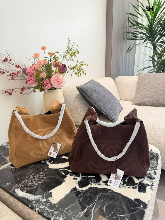 中古香奈儿麂皮托特包 这款中古香奈儿麂皮托特包，棕色麂皮材质柔软有质 感，正面双C Logo超经典白色编织肩带设计独特，背起来很舒服~容量大，通勤Or短途出行都