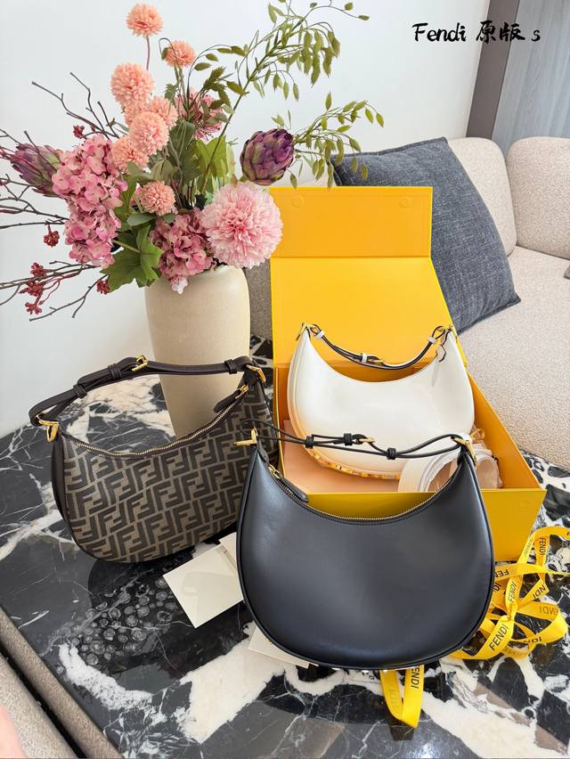 Fendi Fendigraphy腋下包 Fendi Fendigraphy腋下包，经典月牙造型+底部金属Logo，低调又有辨识度+。柔软牛皮材质，手感细腻耐用