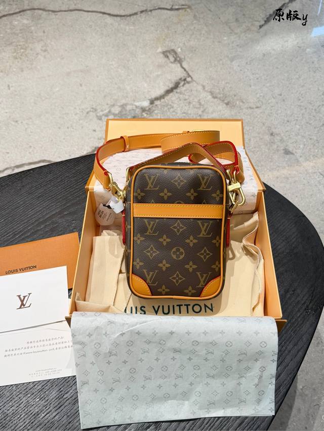 Lv相机包 手机包 老花黄皮全新 7520 Louis Vuitton 通体印花图案拉链开合 皮革饰边 单肩斜挎手提包 男款棕色 年份：芯片 尺寸：15*5*2