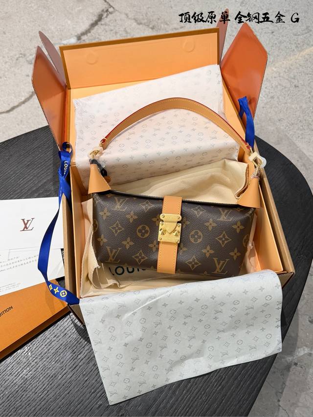 顶级原单 全钢五金 Lv pochette Mia 新款老花腋下包包 pochette Mia 手袋出自 Monogram 系列，为Monogram帆布包身融入