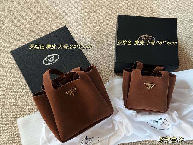 配盒 无盒 Size：18*15Cm 小 24*21Cm 大 prad 普拉达菜篮子麂皮 篮子绝了，这个冬天定要挎着它 格层多多，手感非常 柔软轻巧 经典迷你好