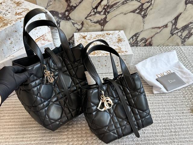 配盒 Size：24*21Cm 18*17Cm D家 超火的Toujours 购物袋 个人觉得 包型真的很耐看！ 又休闲 又优雅！ 现在它很火哦！ 中号 Siz