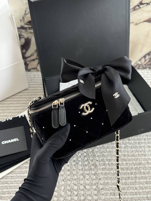 小盒子包 、 一直大火难买的金球盒子包，盒子包里的天花板，实在美丽高级~ 经典黑金配色，菱格纹设计，每一次触摸都能感受到匠心的细腻。 小巧身材却有大容量，日常必