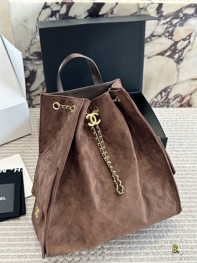 配盒 Chanel 25S Hobo小号真绝绝子 今年香香25S系列简直美爆... 这只Hobo是个小号尺寸个人觉得比较日常 油腊皮质感颗粒没这么重反而很细腻