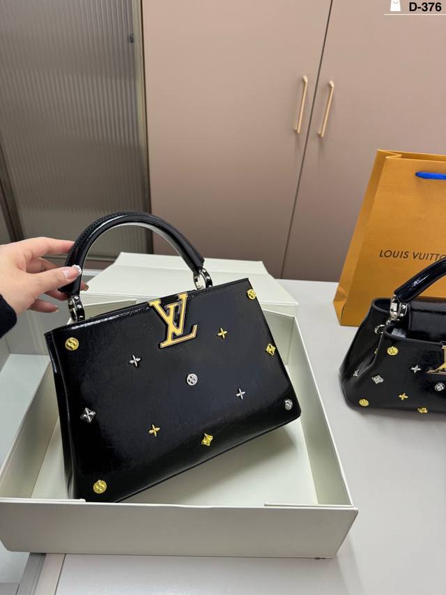 大 D-376尺寸27×18 20×14折叠盒 Lv 路易威登｜Capucines 作为Lv代表性高定包款之一的Capucines手袋，每一季都会尝试不同的设计