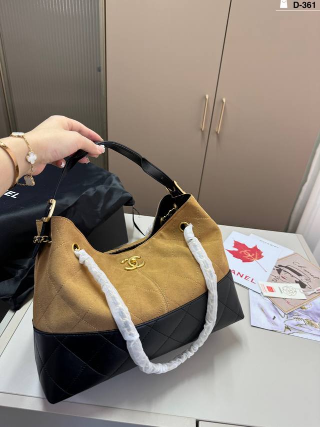 D-361尺寸35×25折叠盒 Chanel25A 麂皮托特包好实用 162.上身大小刚刚好，手柄肩带也是可以腋下背的而且长肩带链条有设计垫片，所以背一根肩带也
