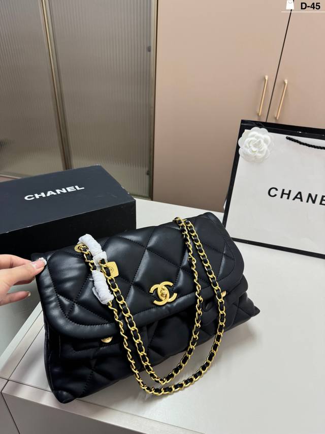 D-45尺寸33×17 Chanel香奈儿新款25K Hobo链条口盖包 复古大方，金色双C在大翻盖衬托下更显贵气 皮质软娜顺滑，质感无敌，空间超大，满足出行