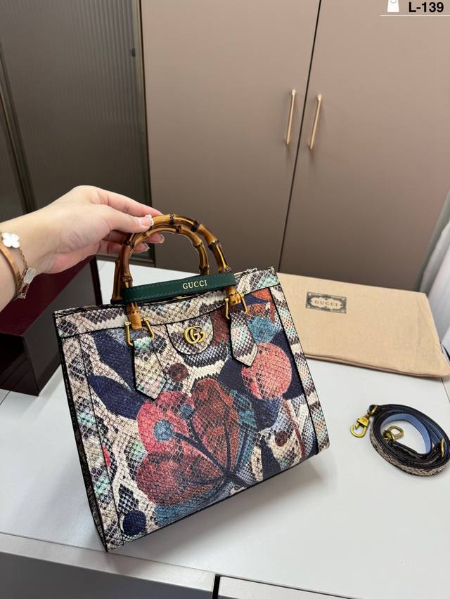 L-139尺寸27×24折叠盒 酷奇Gucci竹节托特包 突显出优雅的气质 容量与实用性不可小觑