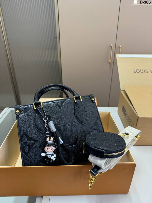 配挂件 D-306尺寸25×20折叠盒 Lv Onthego丛林托特线条简约，利落，包包上身大气，容量也是巨大，托特包都是无底洞～